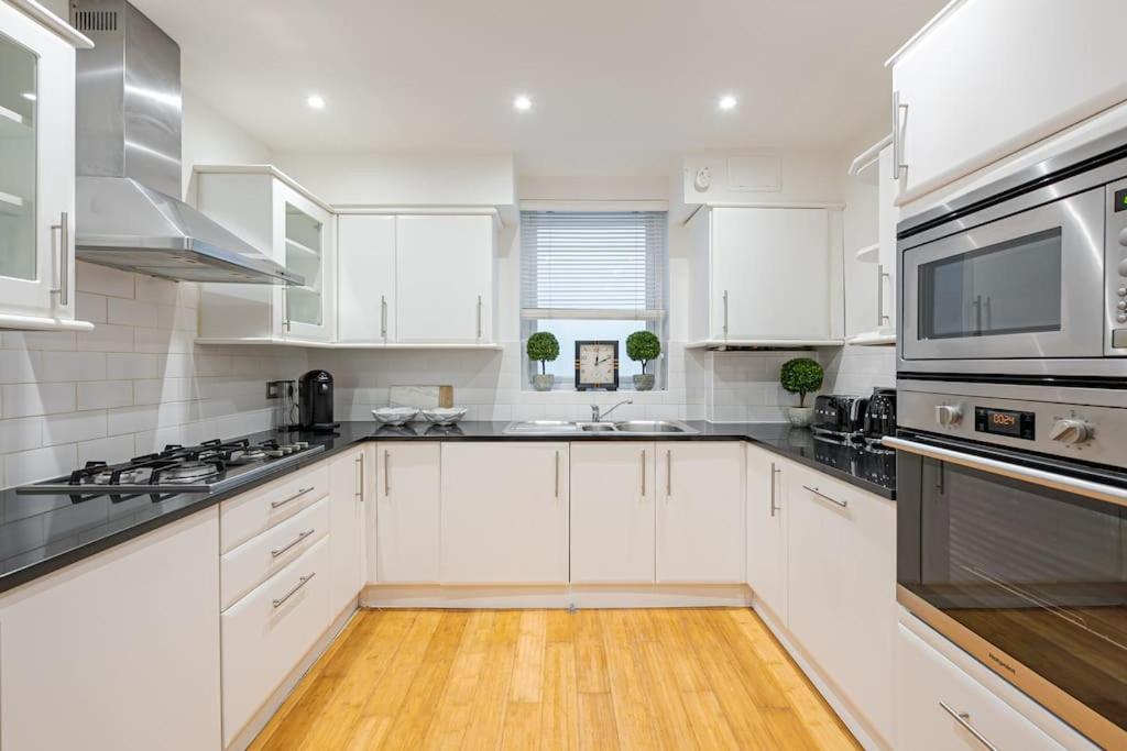 Chic Belgravia Hideaway With Private Patio 10 Mins To Harrods Londra Exterior foto