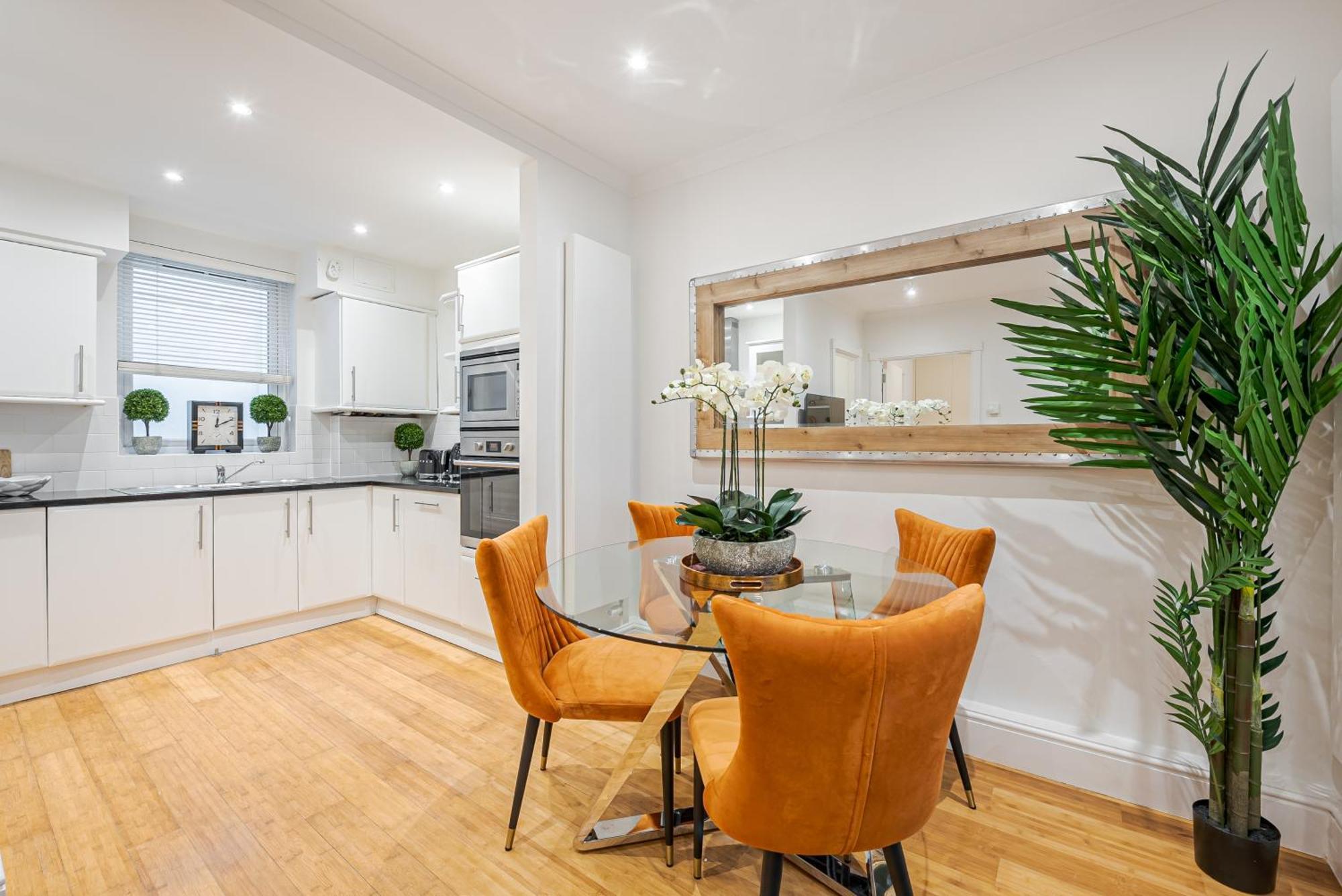 Chic Belgravia Hideaway With Private Patio 10 Mins To Harrods Londra Exterior foto